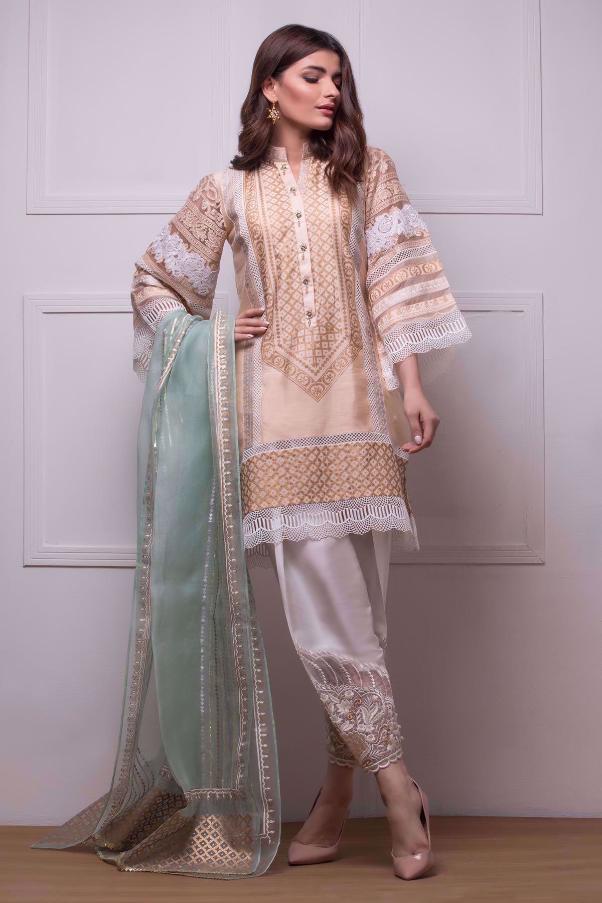 Annus Abrar - Women's clothing Designer. Divine sand